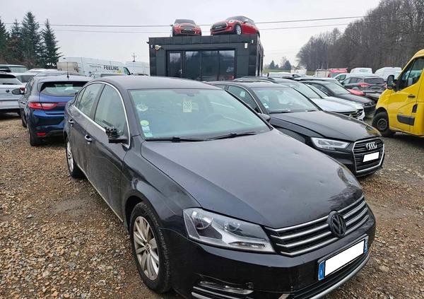 Volkswagen Passat cena 18400 przebieg: 297000, rok produkcji 2013 z Dzierżoniów małe 121